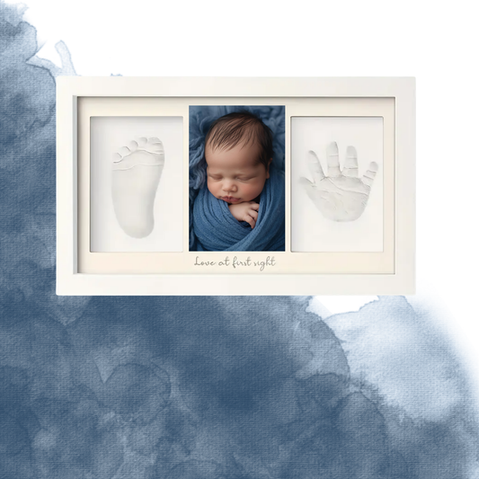 Personaliziran okvir z glino za odtis roke ali noge otroka – popolno darilo za starše in spomine na prve trenutke.